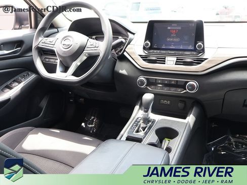 Used 2025 Nissan Altima 2.5 SV FWD image 13