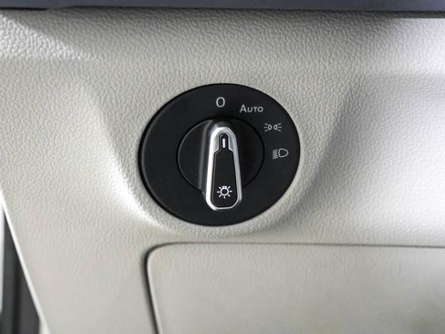 Used 2025 Volkswagen Jetta SE w/ Sunroof Package FWD image 23
