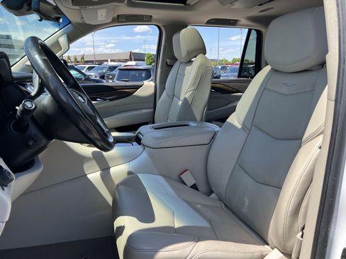 Used 2018 Cadillac Escalade Premium Luxury RWD image 21