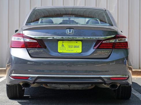 Used 2017 Honda Accord Sport image 10