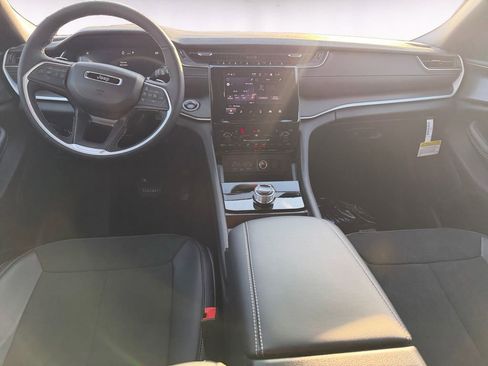 New 2025 Jeep Grand Cherokee Altitude image 10