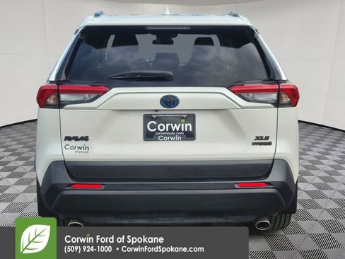 Used 2022 Toyota RAV4 XLE Premium AWD/4WD image 17