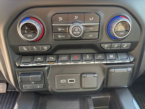 Used 2022 Chevrolet Silverado 1500 High Country w/ Technology Package image 28