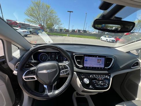 Used 2021 Chrysler Pacifica Touring-L w/ Premium & Safety Sphere Group AWD/4WD image 36