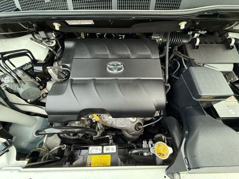 Used 2013 Toyota Sienna XLE image 30