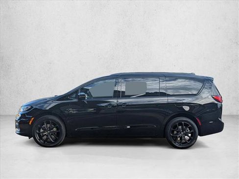 New 2026 Chrysler Pacifica Limited image 9