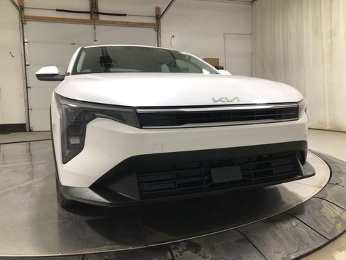 New 2025 Kia K4 LX image 2