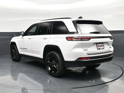 Used 2025 Jeep Grand Cherokee Limited w/ Black Appearance Package AWD/4WD image 12