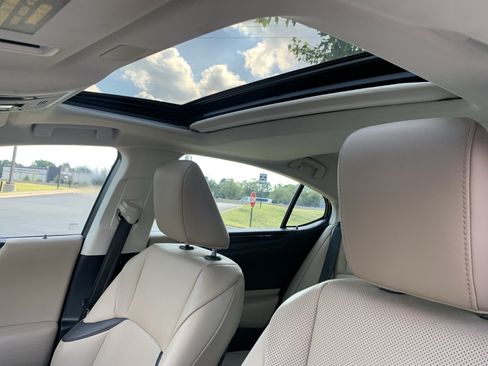 Used 2020 Lexus ES 300h w/ Premium Package FWD image 28
