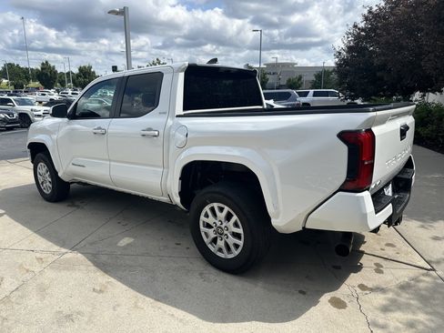 Certified 2025 Toyota Tacoma SR5 AWD/4WD image 7