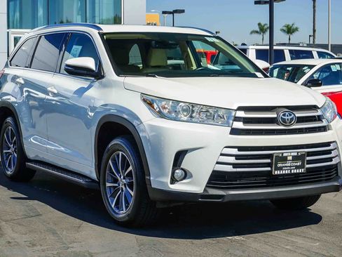 Used 2018 Toyota Highlander XLE w/ Carpet Mat Package (TMS) image 3