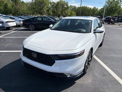 Used 2023 Honda Accord Touring image 2