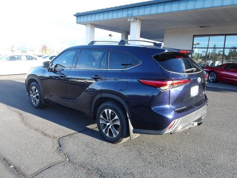 Used 2021 Toyota Highlander XLE AWD/4WD image 3