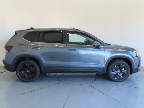 New 2026 Volkswagen Taos SE FWD image 2