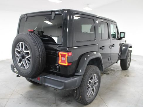 Used 2025 Jeep Wrangler Unlimited Sahara AWD/4WD image 9