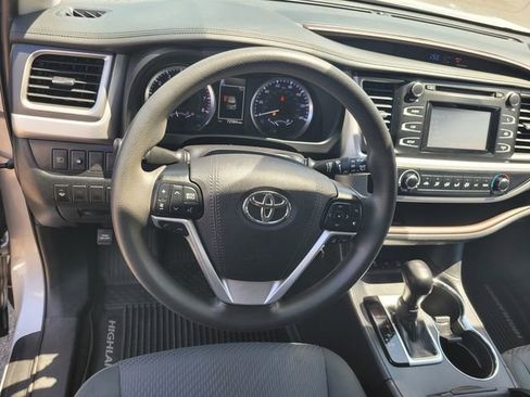 Used 2019 Toyota Highlander LE AWD/4WD image 30