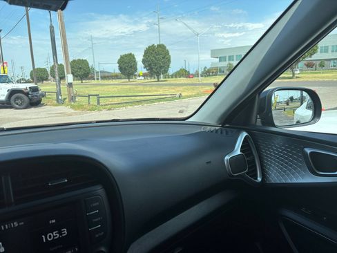 Used 2025 Kia Soul LX w/ LX Technology Package FWD image 33