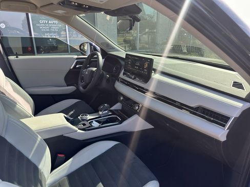 Used 2025 Mitsubishi Outlander SE image 11