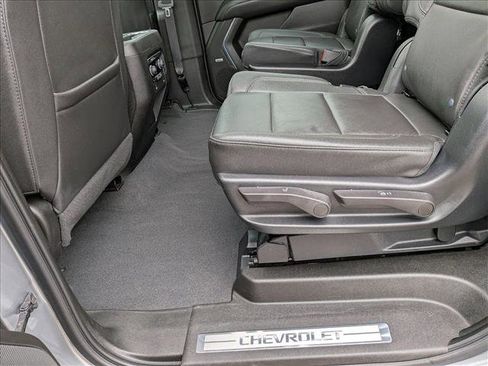 Used 2023 Chevrolet Suburban Z71 w/ Luxury Package AWD/4WD image 17