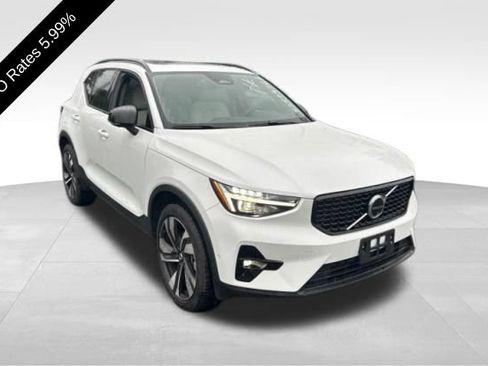 Used 2025 Volvo XC40 B5 Ultra AWD/4WD image 3