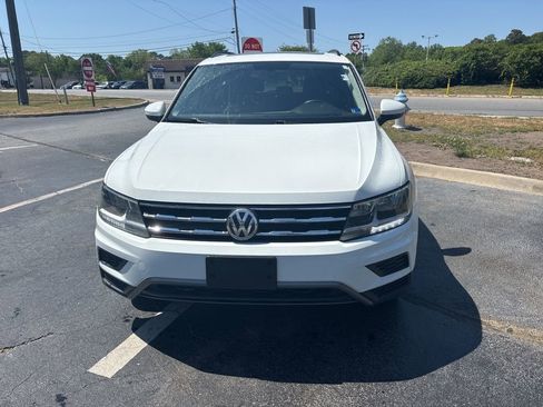 Used 2018 Volkswagen Tiguan SE w/ Panoramic Sunroof Package image 6