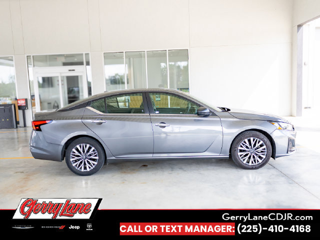 Used 2025 Nissan Altima 2.5 SV FWD image 3