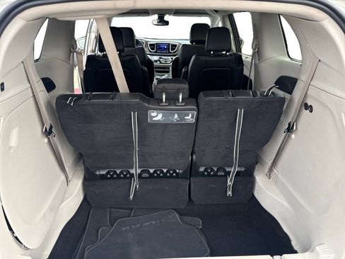 Used 2017 Chrysler Pacifica Touring-L image 11