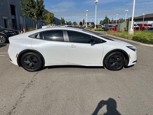 Used 2024 Toyota Prius LE FWD image 3