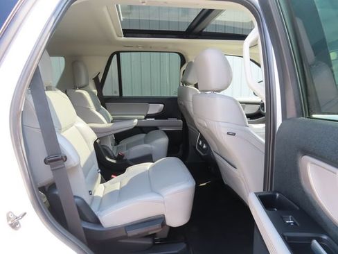 Used 2025 Ford Expedition Active AWD/4WD image 29