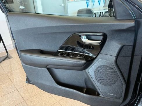 Used 2022 Kia Niro EX image 21