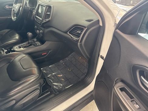 Used 2019 Jeep Cherokee Trailhawk w/ Cold Weather Group AWD/4WD image 23