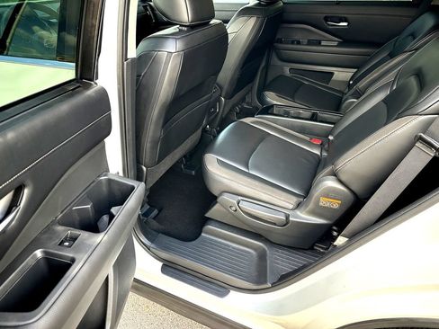 Used 2024 Nissan Pathfinder SL w/ SL Premium Package FWD image 24