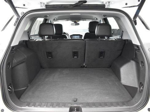 Used 2023 GMC Terrain SLT image 18