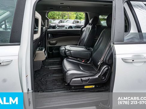 Used 2025 Kia Carnival FWD image 20