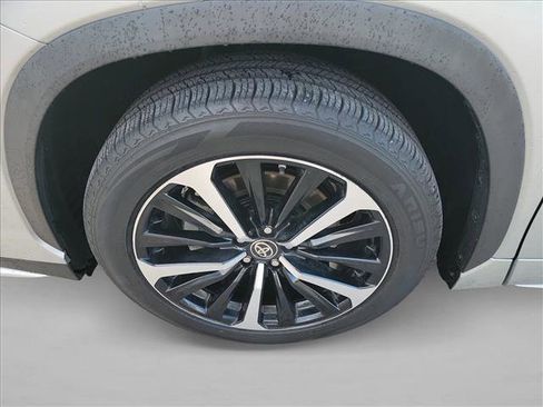 Used 2021 Toyota Highlander XSE image 9