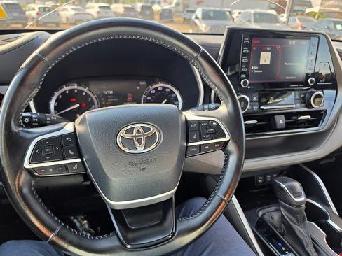 Used 2022 Toyota Highlander XLE AWD/4WD image 20