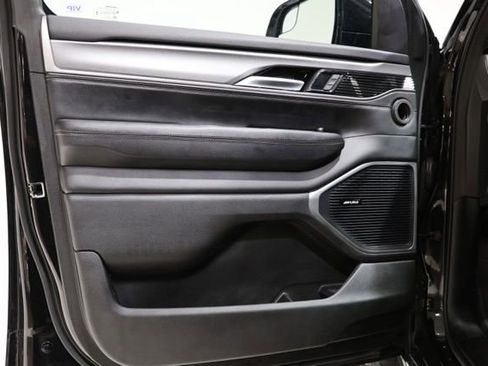 Used 2025 Jeep Wagoneer 4WD w/ Premium Group I image 18