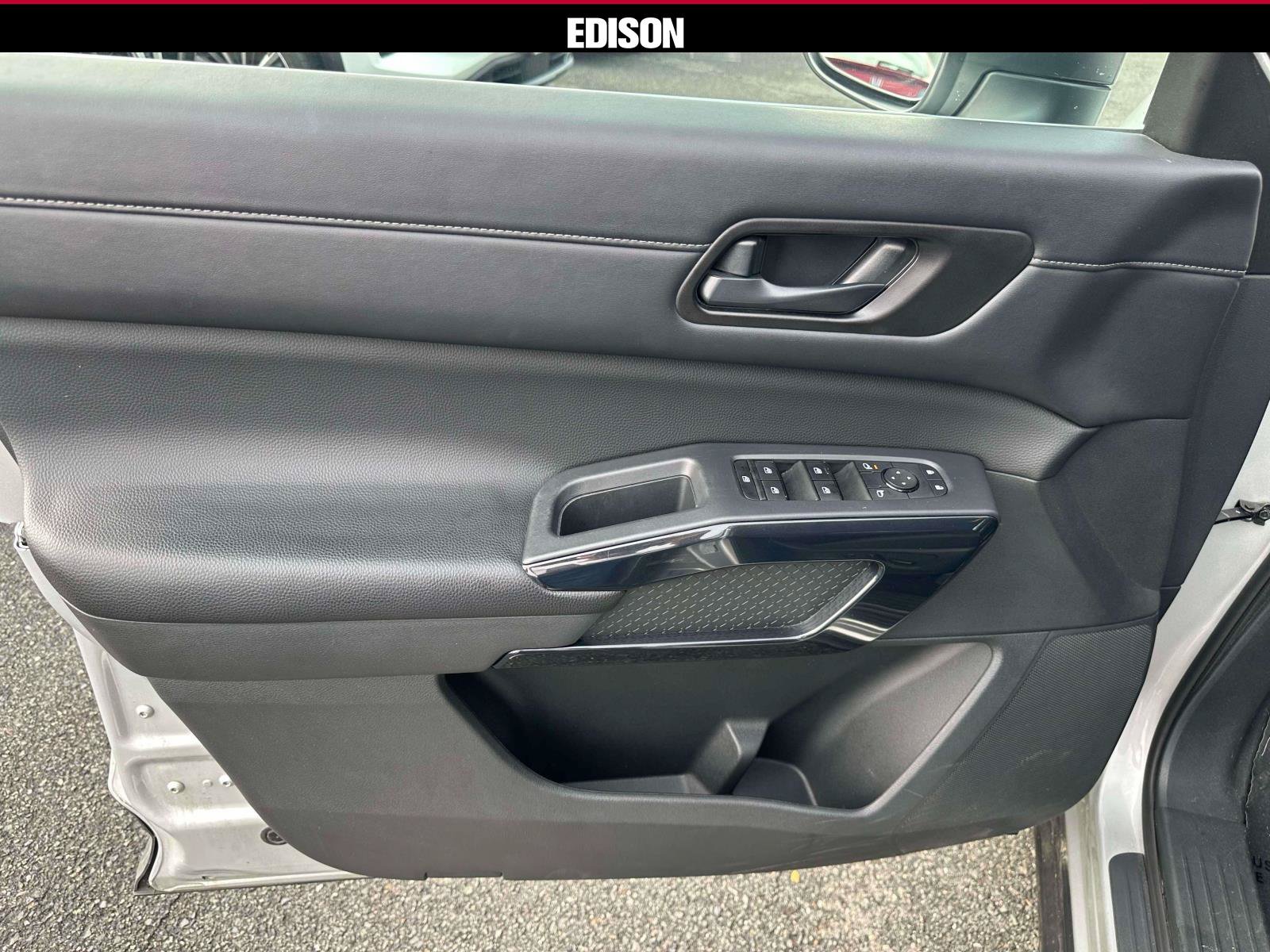 Used 2025 Nissan Pathfinder SV AWD/4WD image 16