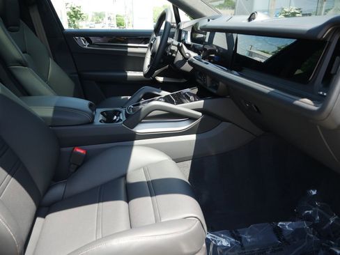 New 2026 Porsche Cayenne Turbo AWD/4WD image 23