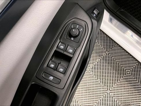 Used 2023 Volkswagen Taos SE w/ Panoramic Sunroof Package FWD image 37