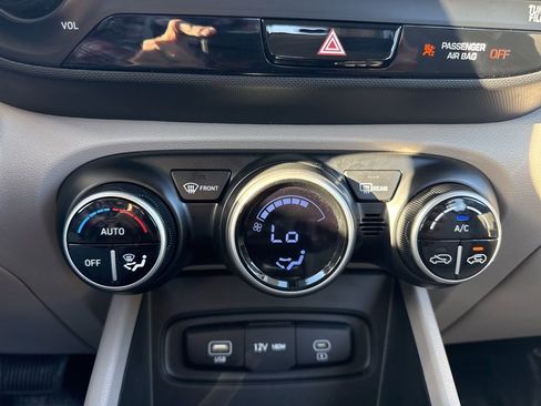 Used 2024 Hyundai Venue SEL image 18