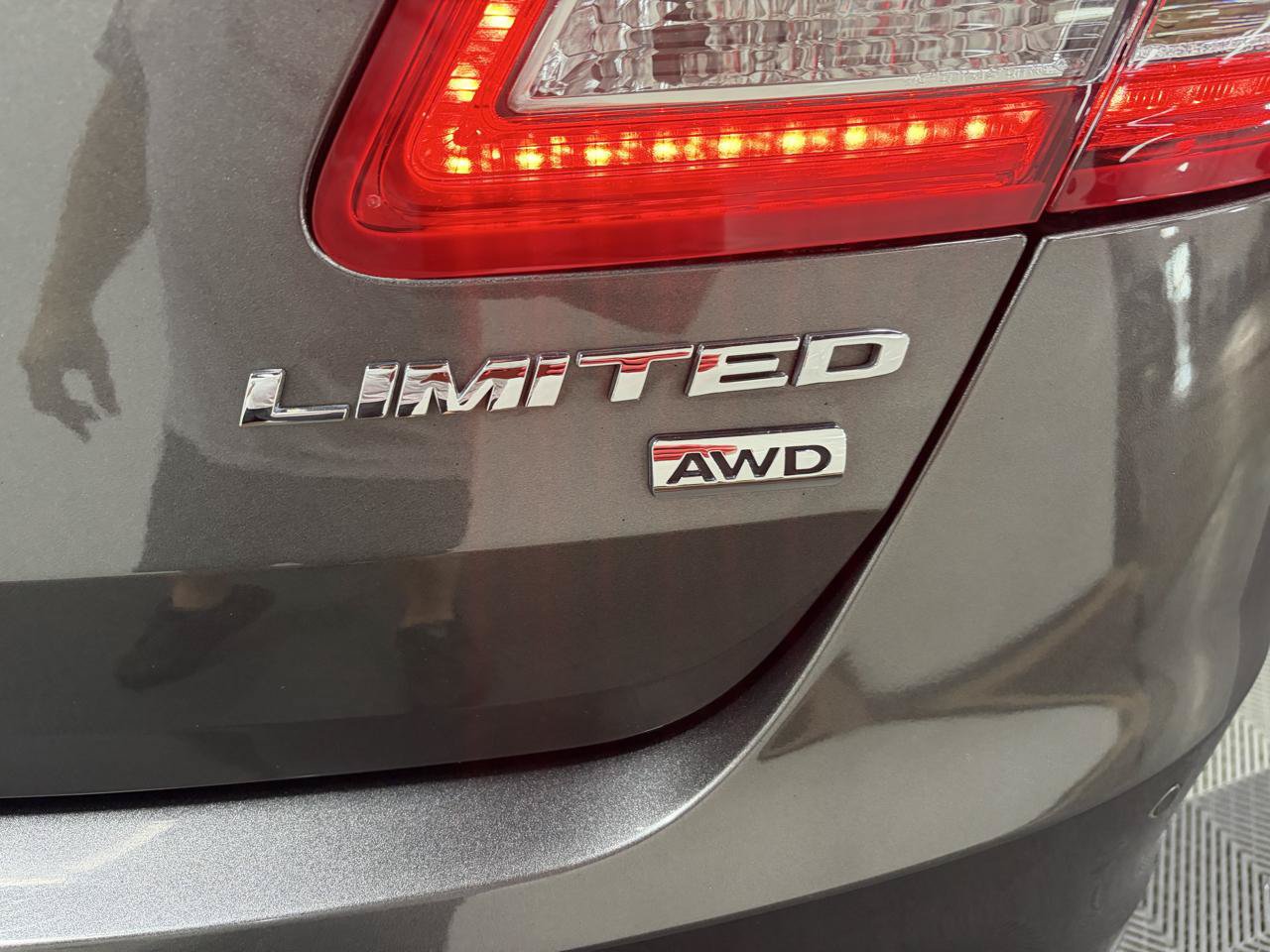 Used 2019 Ford Taurus Limited AWD/4WD image 5