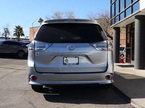 Used 2017 Toyota Sienna SE Premium image 11