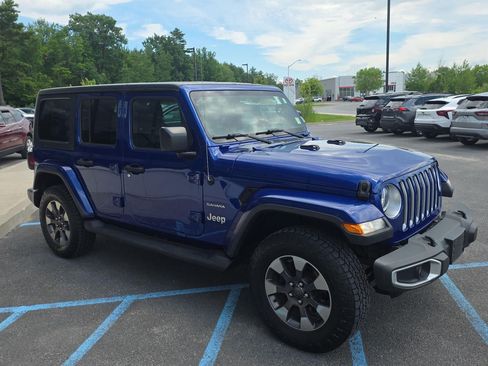 Used 2018 Jeep Wrangler Unlimited Sahara w/ Cold Weather Group AWD/4WD image 13