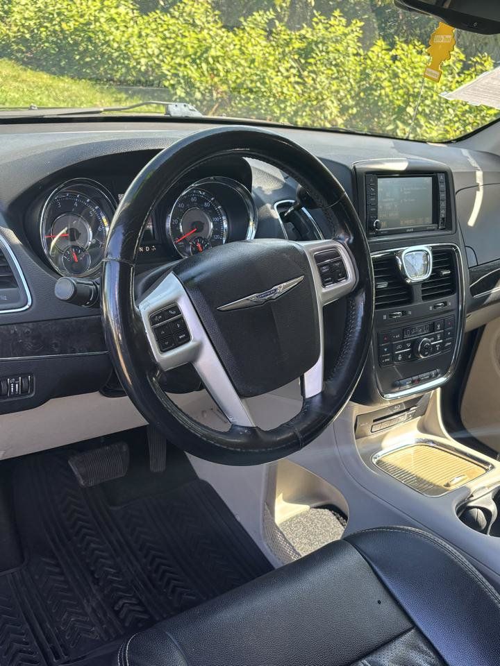 Used 2014 Chrysler Town & Country Touring-L w/ Driver Convenience Group FWD image 16