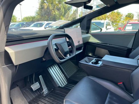 Used 2024 Tesla Cybertruck AWD Crew Cab image 31