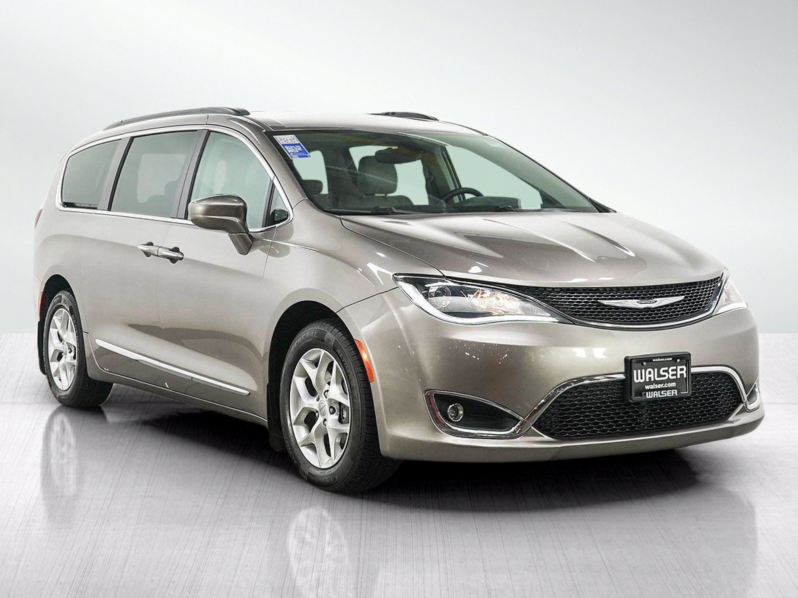 Used 2017 Chrysler Pacifica Touring-L w/ Tire & Wheel Group FWD image 7