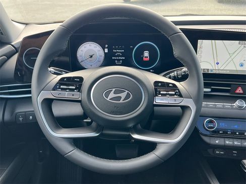 Used 2025 Hyundai Elantra Limited image 23