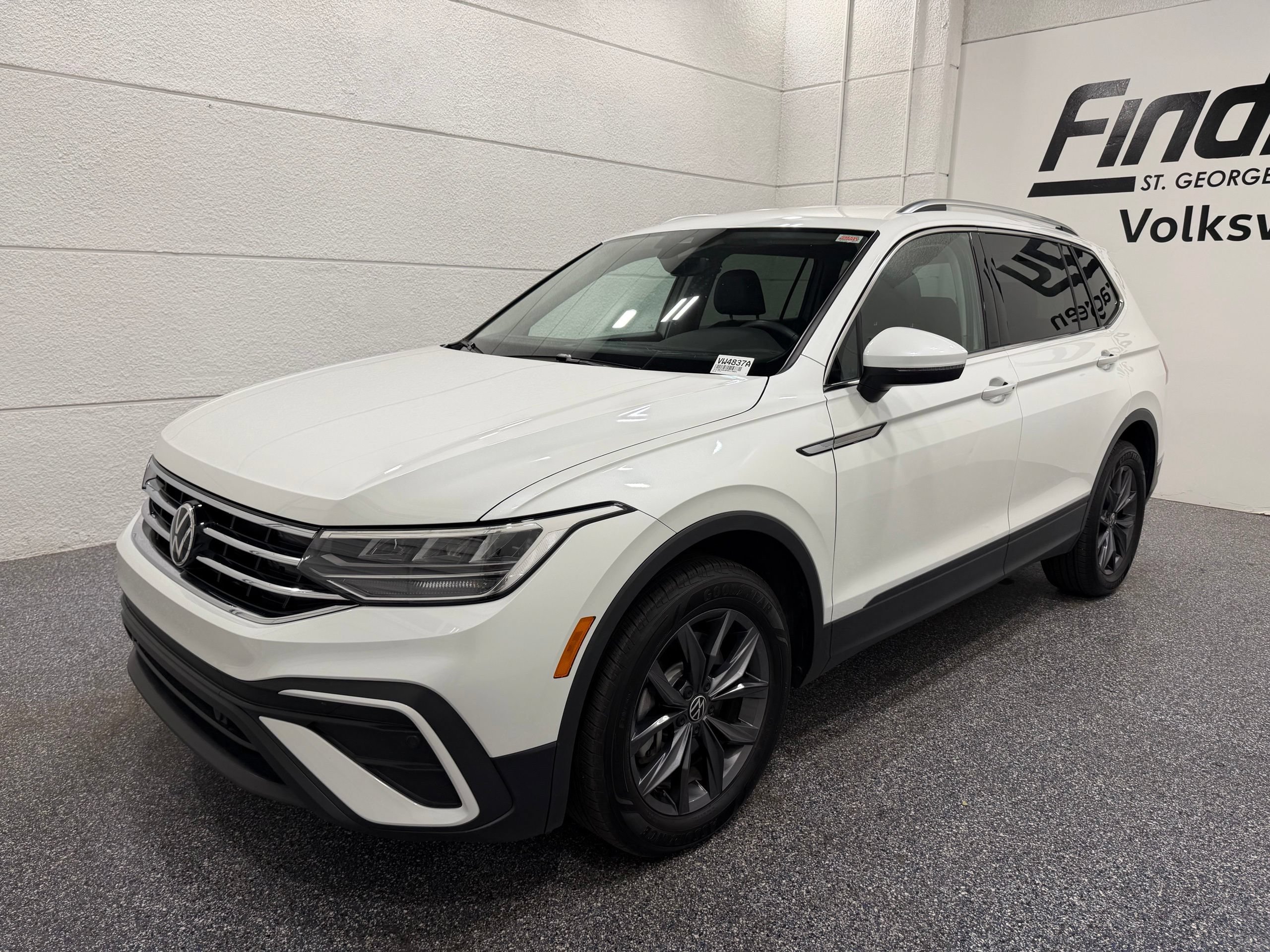 Used 2023 Volkswagen Tiguan SE FWD image 1
