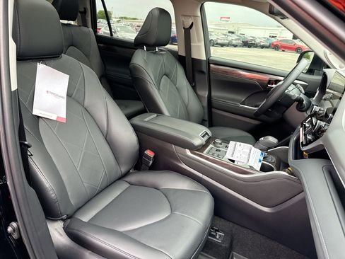 Certified 2026 Toyota Highlander Platinum image 26